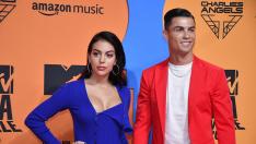 Cristiano y Georgina posando en la alfombra roja