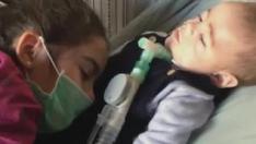 Con la naturalidad y el desparpajo que le da tener solo 7 años, Julia explica a la perfección la enfermedad que sufre de hermanito Aleix, de 14 meses. El pequeño sufre miopatía miotubular, una enfermedad rara que no tiene cura ni tratamiento.