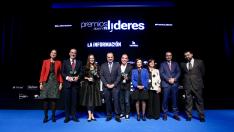La ministra de Industria, Reyes Maroto; el premio Líder Empresarial del Año, Antonio Huertas; el premio Líder en Innovación, Elena Moral; el presidente de HENNEO, Fernando de Yarza; el premio Líder en Iniciativa Empresarial, Kike Sarasola; la ministra de Defensa, Margarita Robles; la presidenta de ‘La Información’, Marisa Navas; el consejero de Economía, Manuel Giménez, y el director de ‘La Información’, Daniel Toledo.