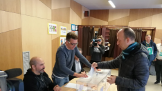 Carmelo Asensio, en el momento de ejercer su derecho al voto esta mañana en Zaragoza.