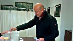 El candidato de Vox al Congreso por Huesca, Pablo Ciprés, ha votado en el Ayuntamiento de Nueno a las 11 de la mañana.