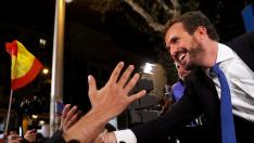 El líder del PP, Pablo Casado, saluda a sus simpatizantes en el exterior de la sede del partido en Madrid.