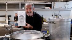 El popular chef Karlos Arguiñano acaba de presentar su último libro 'Cocina día a día', que contiene 1.095 recetas.