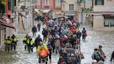 Turistas pasean por Venecia inundada por el 'aqua alta' este viernes, 15 de noviembre.