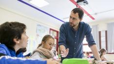 A Javier Bourrut-Lacouture, que desarrolla su labor docente en el Lycée Français Molière de Zaragoza, la interrelación con sus alumnos le hace "crecer como persona"