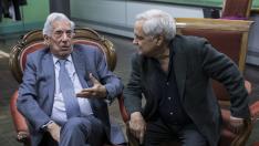 Mario Vargas Llosa y Juan Cruz, en la Universidad de Zaragoza.