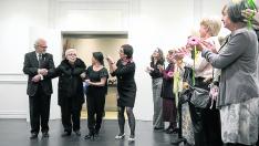 Los invitados aplauden a Ana María Górriz a su llegada al salón del Hotel Reino de Aragón donde se le homenajeó