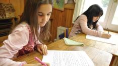 Alumnas escribiendo con pluma en la Escuela Waldorf O Farol de Zaragoza.