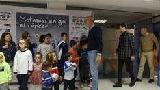 Andoni Cedrún, Xavi Aguado y Cristian Álvarez firmaron autógrafos y departieron este viernes con los niños de Aspanoa.