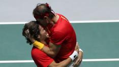 Los españoles Rafa Nadal (d) y Feliciano López (i) celebran su pase a la final de la Copa Davis tras derrotar a los británicos..