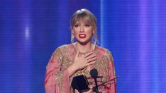 2019 American Music Awards - Show - Los Angeles, California, U.S., November 24, 2019 - Taylor Swift accepts the Artist of the Year award. REUTERS/Mario Anzuoni [[[REUTERS VOCENTO]]] AWARDS-AMA/