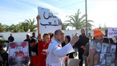 Protestas de varios raperos a las puertas del juzgado en Rabat