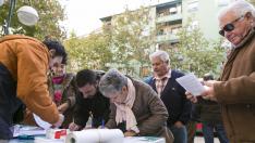 Varias personas firman contra el ICA en Torrero