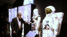El comisario de la exposición, Rafael Clemente, comentando diversos aspectos de dos trajes espaciales, uno de ellos un prototipo diseñado por el español Emilio Herrera