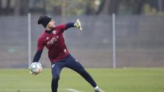 Álvaro Fernández, durante un entrenamiento con la SD Huesca.