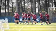 Imagen del entrenamiento de este martes de la SD Huesca en el IES Pirámide.