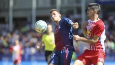 Dani Raba protege la pelota durante la cita con el Sporting de Gijón.