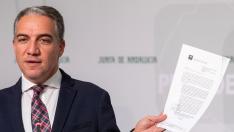 El consejero de Presidencia y portavoz, Elías Bendodo, muestra un documento durante su comparecencia tras la reunión del Consejo de Gobierno en Sevilla.