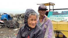 El tifón Kammuri  azota Filipinas, en la imagen dos habitantes de la ciudad de Cavite