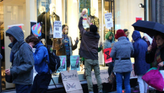 Activistas en la puerta de Zara