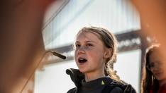 La joven activista sueca Greta Thunberg pronuncia un discurso a su llegada al muelle de Santo Amaro en Lisboa (Portugal)