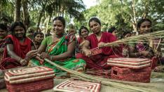Mujeres elaboran cestas en Bangladesh.