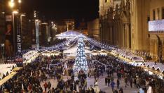 Imágenes de las luces de Navidad, del belén y del mercadillo de Zaragoza
