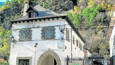 El albergue ocupará este edificio de 1945 que servía de casa al párroco del pueblo.
