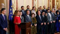 La presidenta del Congreso, Meritxell Battet, junto a Pedro Sánchez, durante su intervención durante la sesión solemne de las Cortes.