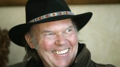 Neil Young, sonriente con su nuevo disco.