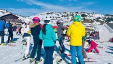 Los esquiadores han disfrutado de la tercera jornada consecutiva de buen tiempo en las estaciones del Pirineo.