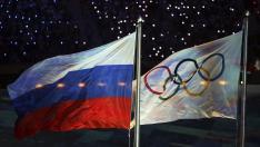 Fotografía de archivo tomada el 23 de febrero de 2014 que muestra la bandera rusa (i) y la bandera olímpica (d) durante la ceremonia de clausura de los Juegos Olímpicos de Invierno Sochi 2014