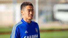 Kagawa mira a la cámara en la Ciudad Deportiva.
