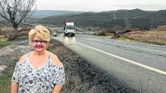 olanda Alonso, de la panadería de Lanave, junto a la carretera N-330.