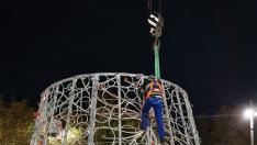 Montaje del árbol de Navidad de la plaza de Paraíso de Zaragoza.
