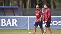 Mikel Rico dialoga con Mosquera antes del entrenamiento de este lunes.