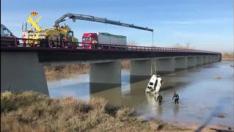 Un vecino de Alagón de 25 años, L.P.P., ha fallecido en un accidente de tráfico ocurrido la noche de este miércoles en un puente que cruza el Ebro en el kilómetro 53 de la A-126, en el término municipal de Torres de Berrellen, cuando al parecer, iba de camino a trabajar, según ha informado la Guardia Civil.