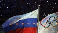 fotografia-de-archivo-tomada-el-23-de-febrero-de-2014-que-muestra-la-bandera-rusa-i-y-la-bandera-olimpica-d-durante-la-ceremonia-de-clausura-de-los-juegos-olimpicos-de-invierno-sochi-2014