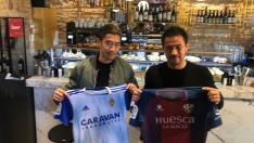 Kagawa y Okazaki posan con las camisetas de sus equipos para la campaña promocional de Turismo de Aragón.