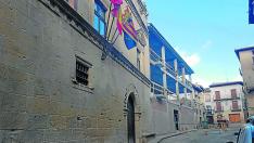 Edificio con las obras paradas junto al ayuntamiento.