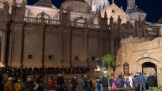 El belén de la Plaza del Pilar tuvo una gran fila toda la tarde de ayer.
