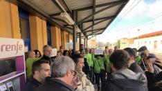Un grupo de vecinos con camisetas verdes alusivas a la reivindicación ferroviaria han acudido a escuchar las explicaciones del director general de Transportes de la DGA y del alcalde de Monzón.