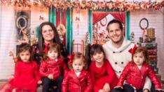 Vanesa Plo y Diego Hernando con sus cinco hijas pequeñas.