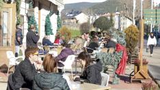 Vecinos y visitantes llenaron este miércoles las terrazas de Jaca a la hora del vermú para disfrutar del sol y de las agradables temperaturas.