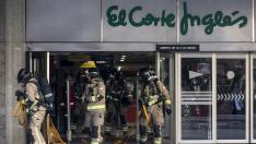 Bomberos en El Corte Inglés de Sagasta en Zaragoza.
