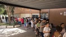 Colas para las matriculaciones de FP en el Instituto Los Enlaces de Zaragoza