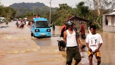 Estragos del tifón en una carretera del país