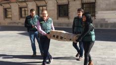 Agentes de la Guardia Civil trasladan la última talla románica recuperada al Museo de Huesca para su estudio.