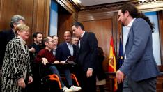 El candidato a la investidura, Pedro Sánchez (c), y el líder de Podemos, Pablo Iglesias (d), conversan con Pablo Echenique (4ºi), Alberto Garzón (3ºi) y Alfonso Rodríguez Gómez de Celis (6i), y el resto de miembros de los equipos negociadores