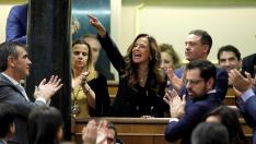 La diputada del PP, Teresa Jiménez Becerril, grita desde su escaño durante una de las intervenciones del candidato a la Presidencia del Gobierno, Pedro Sánchez, en el Congreso de los Diputados